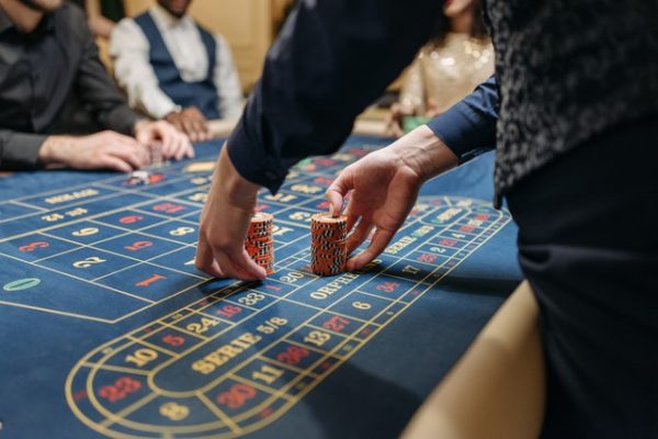 Casino Baccarat: A Guide On How To Play Baccarat Online